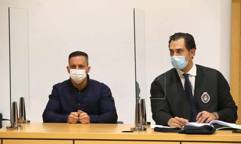 El procesado y su abogado, durante la primera jornada del juicio en la Audiencia (Foto EFE / Elvira Urquijo A.)